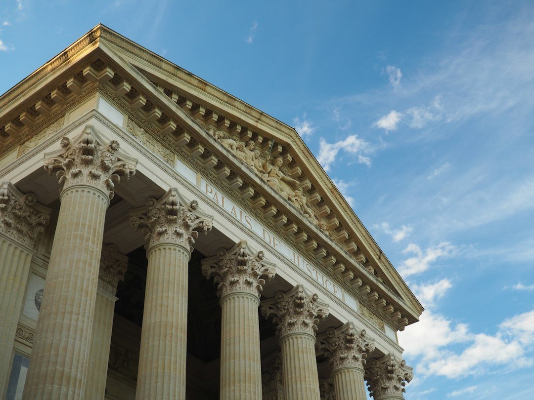 Building with columns representing forex broker regulation and licensing authorities