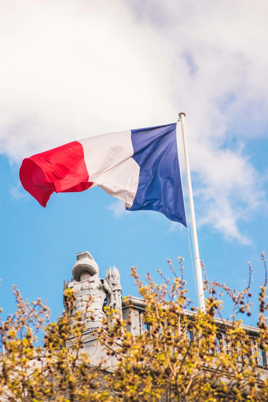 French flag representing France's fiscal deficit and its impact on the euro
