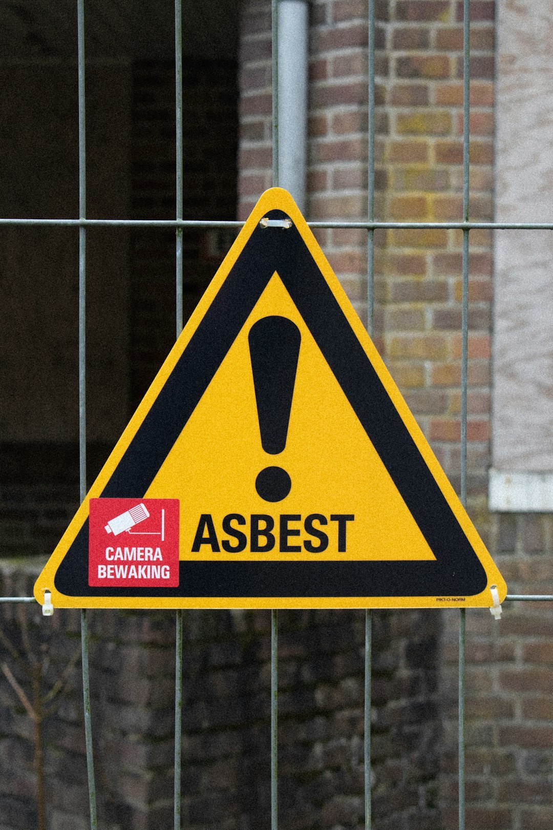 Yellow and black warning sign representing red flags to watch for with forex scam brokers