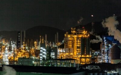 Brent Holds Above $105 After Houthi Strikes on Riyadh: What It Means for Currencies